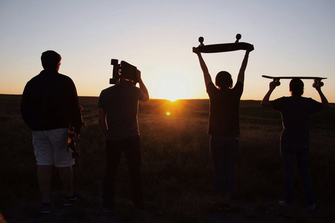 Jugendliche im Gegenlicht bei Sonnenuntergang