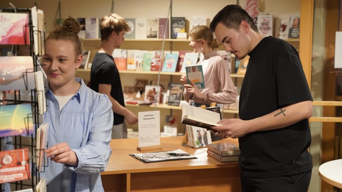 Büchertisch nach dem Gottesdienst