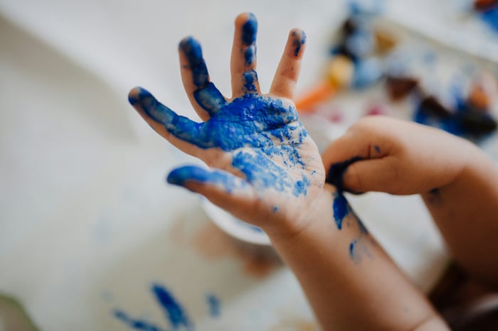 Kinderhände mit Farbe