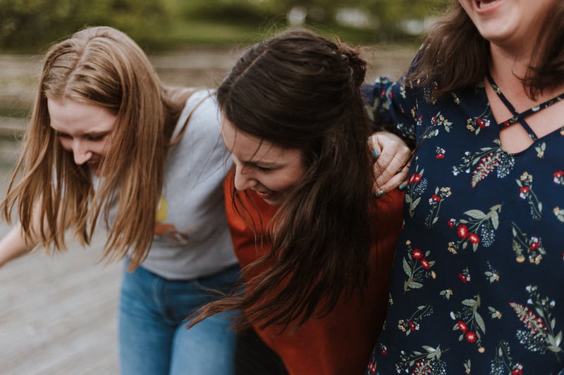 Junge Menschen lachen gemeinsam