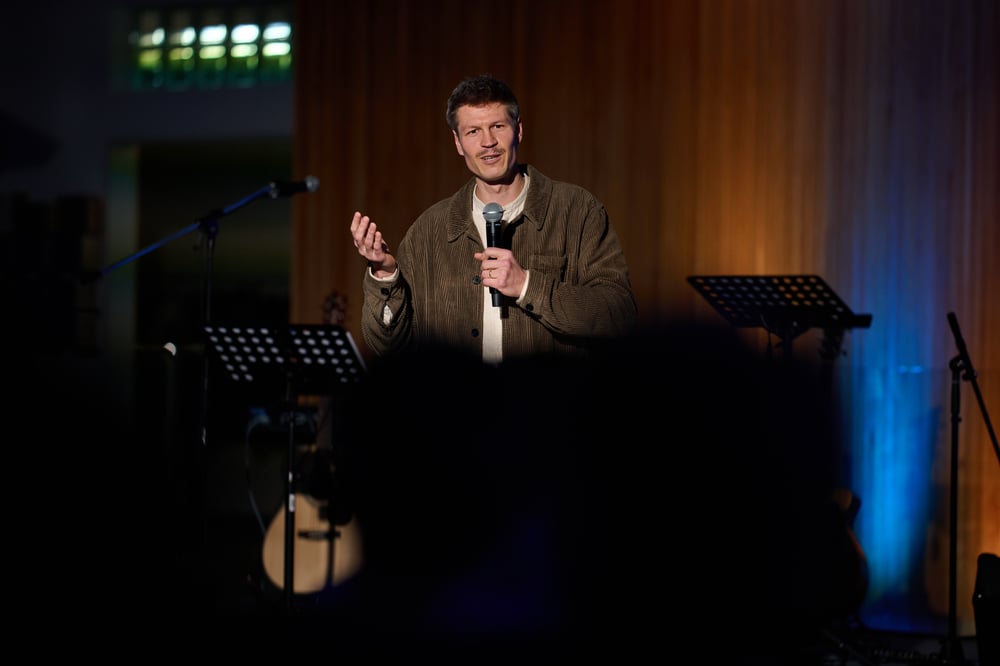 Pastor Andy Kögl predigt im Gottesdienst